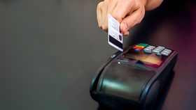 Conspirația pierderii banilor cash. Românii nu sunt prea entuziasmați să treacă la plățile cu cardul: „E o problemă de percepție”